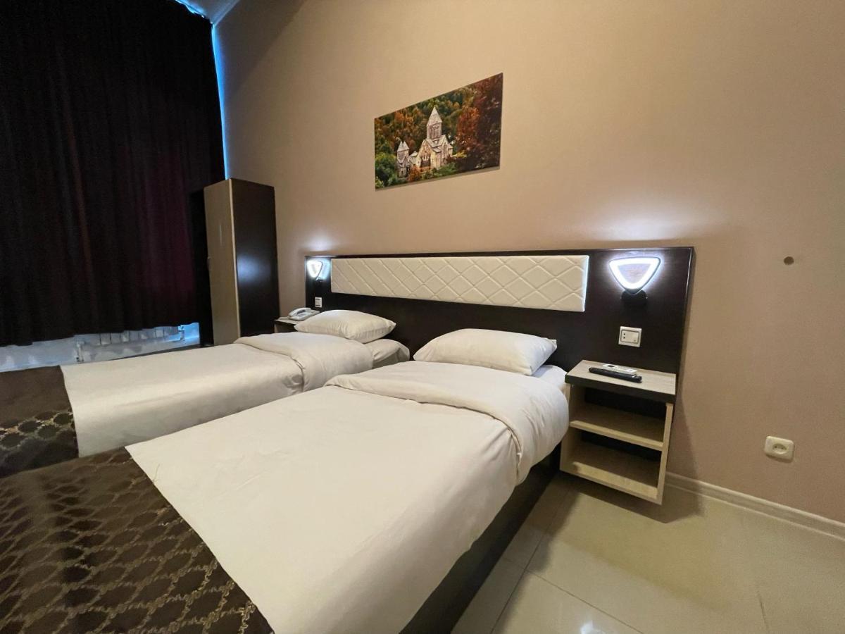 Comfort Hotel Yerevan Bagian luar foto